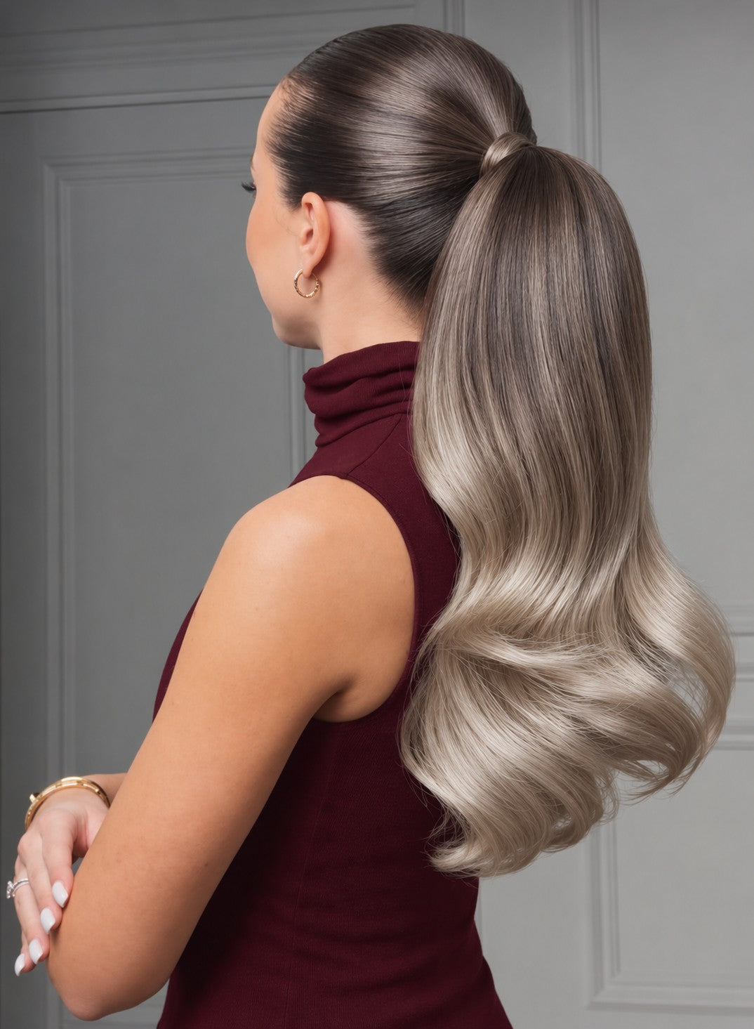 Rubin Extensions Ponytail in Schwarz-Silberblond – Stylingansicht am Model