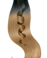Nahaufnahme der Tape-in Strähnen in Schwarz & Hellbraun-Karamell mit sanftem Sombre-Übergang, 100% Echthaar – Rubin Extensions®