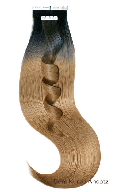 Nahaufnahme der Tape-in Strähnen in Schwarz & Hellbraun-Karamell mit sanftem Sombre-Übergang, 100% Echthaar – Rubin Extensions®
