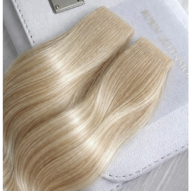 Strähnenbündel der Tape-In Extensions in Hellbraun-Karamell freigestellt – Rubin Extensions®