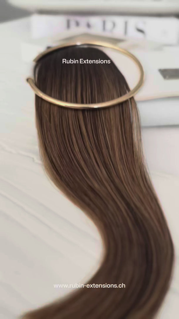 Nahaufnahme Clip-in Haarverlängerung in Schoko-Dunkelbraun & Hellbraun-Karamell – Rubin Extensions