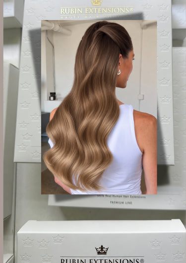 Model mit  Clip-In Extensions im Farbton Dark Blond – Rubin Extensions®
