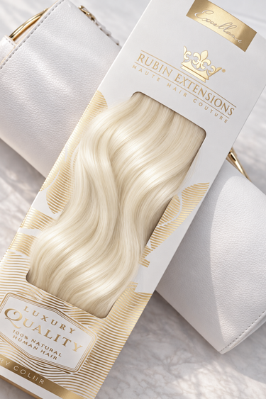 Rubin Extensions Tape-in Excellence Line in Hellblond, mit seidigen Wellen in einer weiss-goldenen Verpackung.