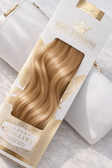 Rubin Extensions Tape-in Excellence Line in Hellbraun-Karamell, mit seidigen Wellen in einer weiss-goldenen Verpackung.