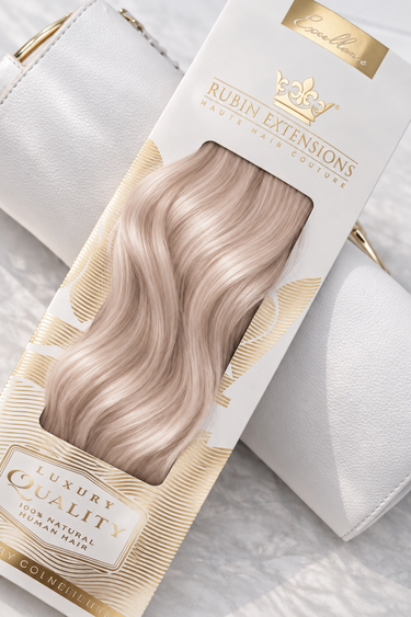 Rubin Extensions Tape-in Excellence Line in Nussbraun, mit seidigen Wellen in einer weiss-goldenen Verpackung.