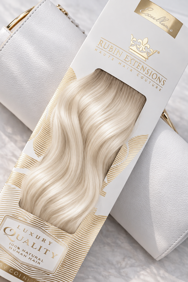 Rubin Extensions Tape-in Excellence Line in Rooted Nussbraun & Sommerblond, mit seidigen Wellen in einer weiss-goldenen Verpackung.