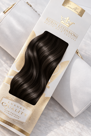 Rubin Extensions Tape-in Excellence Line in Virgin Schwarz-Braun, mit seidigen Wellen in einer weiss-goldenen Verpackung.