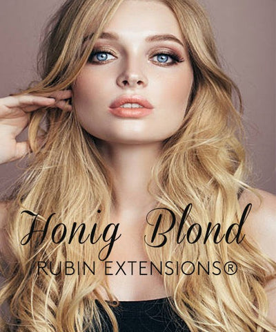 Tragende Haarverlängerungen der Frau im Honig blond